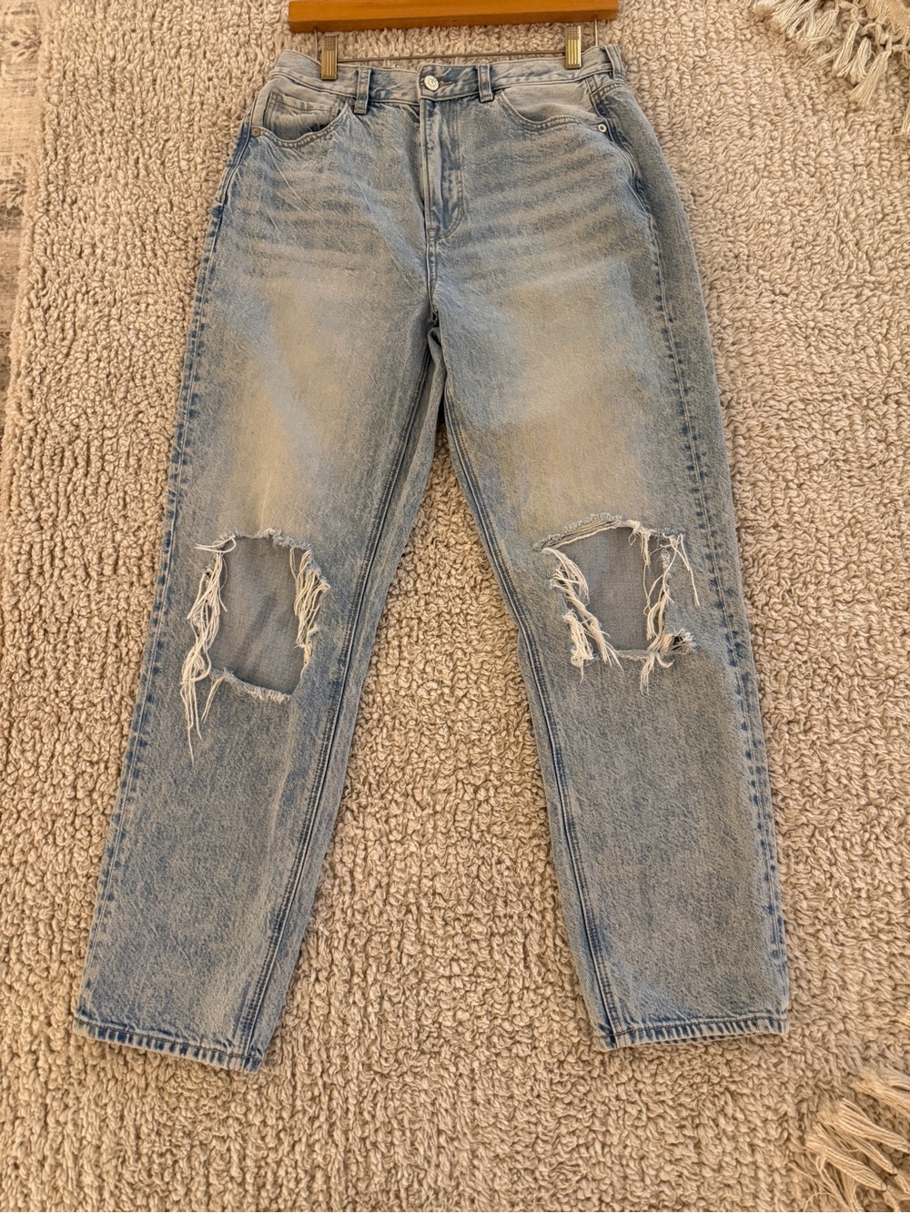 American Eagle Mom Jeans Women’s 8 Light Wash Distressed Ripped High Rise